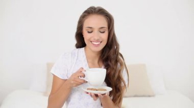 genç kadın tanımlama ile çay içme