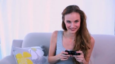 kanepede video oyunları oynarken mutlu modeli