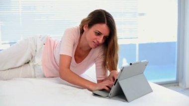 güzel kadın yalan söylüyor ve onun tablet PC'yi kullanma