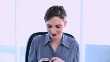 mutlu işkadını manifatura onun Smartphone