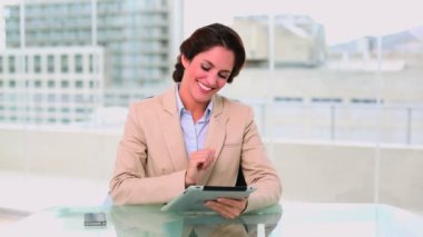 tablet pc kullanarak dinamik cazip iş kadını