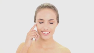 yüz kremi üzerine koyarak güzel model