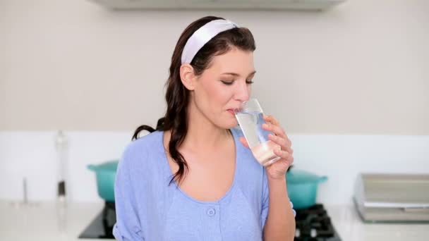 Vacker brunett dricka ett glas vatten — Stockvideo
