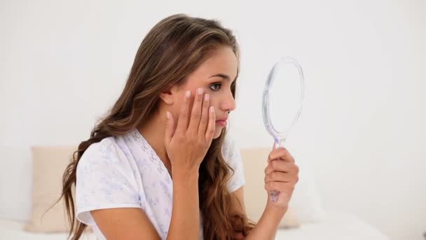 Jeune femme s'admirant dans la main miroir — Video