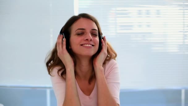 Mulher bonita dançando e ouvindo música — Vídeo de Stock