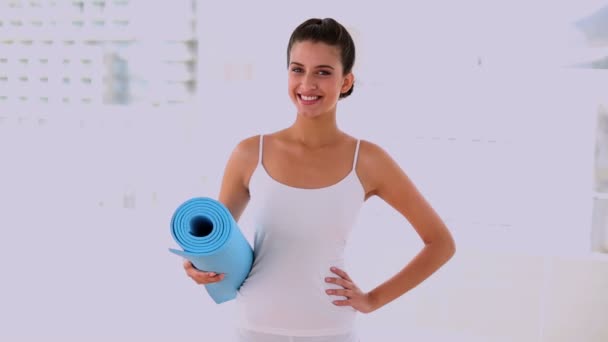 Motivated beautiful woman carrying a mat — Stock Video