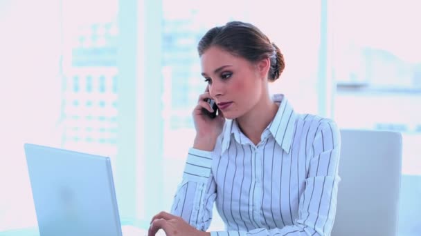 Pensativa mujer de negocios haciendo una llamada telefónica — Vídeo de stock