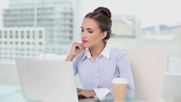 Jeune femme d'affaires travaillant sur son ordinateur portable — Video