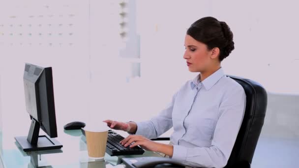 Bilgisayarı kullanmasına ve kahve içerik güzel iş kadını — Stok video