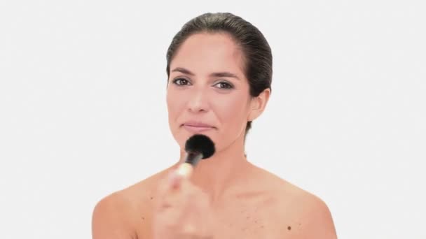 Mulher morena concentrada aplicando blush — Vídeo de Stock