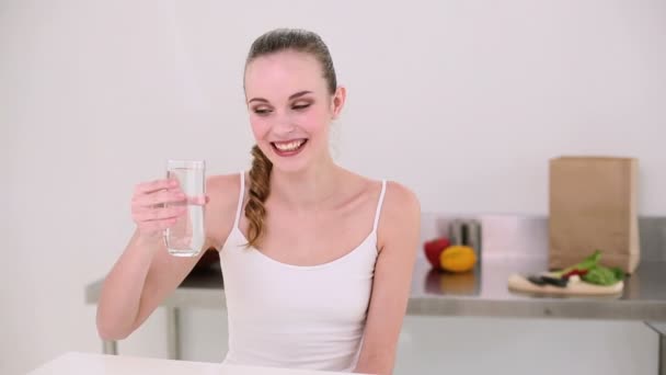 Gülümseyen model su içme — Stok video