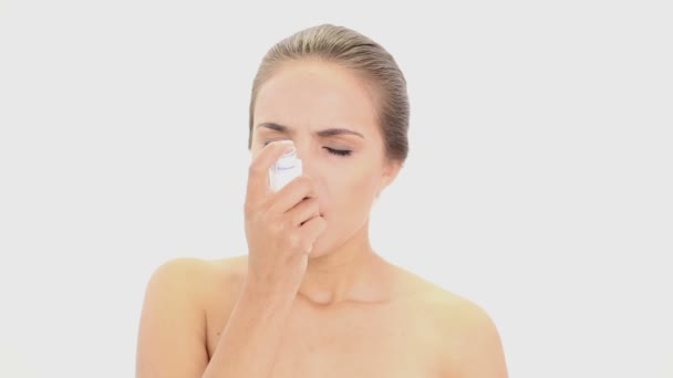 Beau modèle utilisant son inhalateur d'asthme — Video