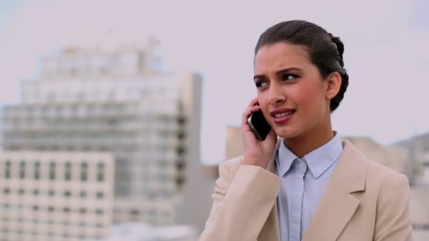 電話をかける思いやりのある美しい女性実業家 — ストック動画