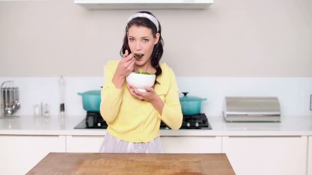 Hermosa morena comiendo un bol de ensalada — Vídeos de Stock