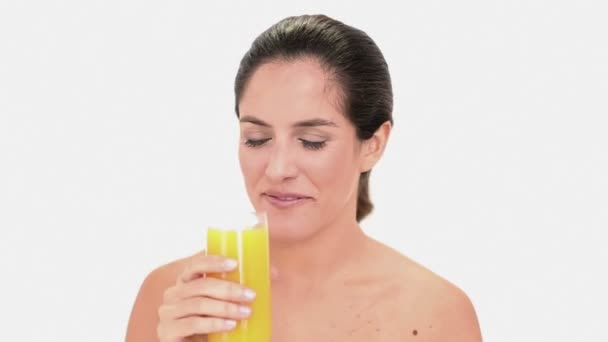 Mulher morena bonita gostando de suco de laranja — Vídeo de Stock