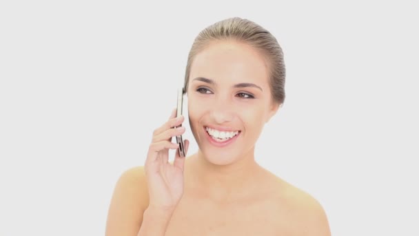 Красивая модель разговаривает на своем смартфоне — стоковое видео
