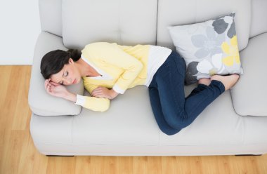 kanepede uyumak sarı hırka huzurlu casual esmer