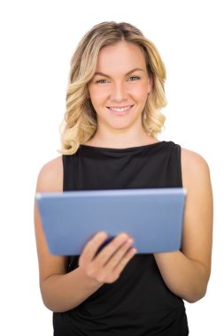 neşeli muhteşem sarışın siyah elbiseli tablet kullanma