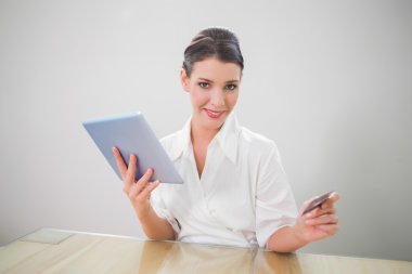 neşeli güzel iş kadını online alışveriş