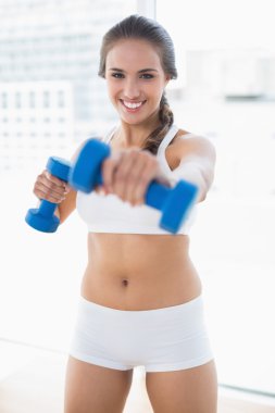 Sportif esmer dambıl kullanarak