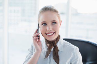 telefon ederek sarışın içerik iş kadını
