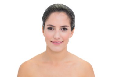 çıplak esmer kameraya bakarak gülen