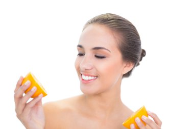 turuncu bir buçuğa arayan genç bir kadın eğlendirdi