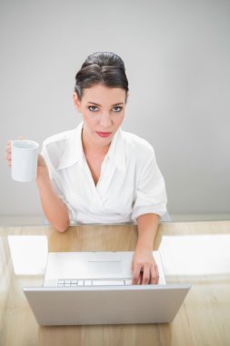 kahve holding dizüstü bilgisayar üzerinde çalışan iş kadını içerik