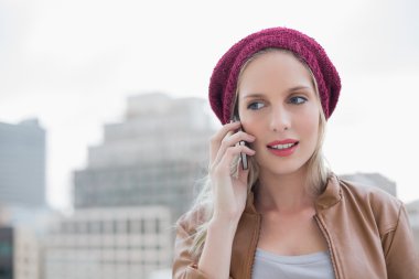 telefonda açık havada rahat sarışın odaklı
