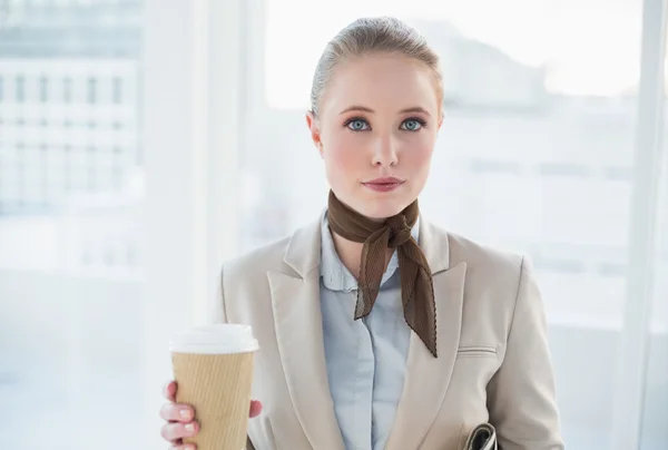 Rubia contenido mujer de negocios sosteniendo taza desechable —  Fotos de Stock