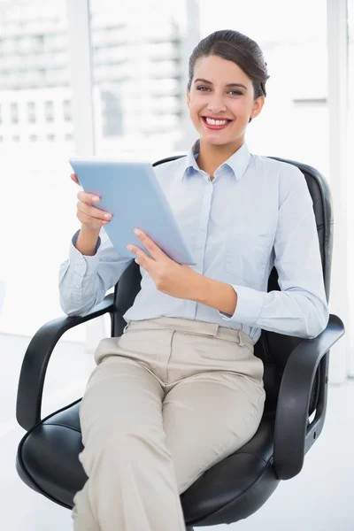 Zufriedene Geschäftsfrau mit Tablet-PC — Stockfoto