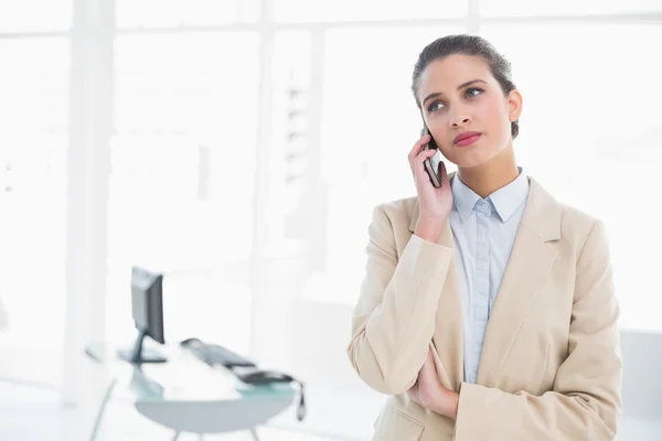 Seriös affärskvinna att göra ett telefonsamtal — Stockfoto