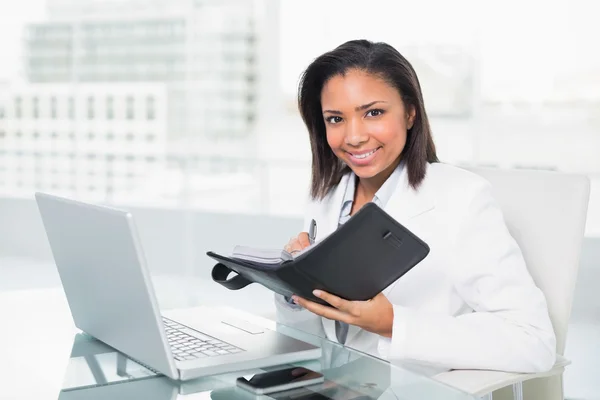 Natural young businesswoman filling her schedule — Stock Photo, Image
