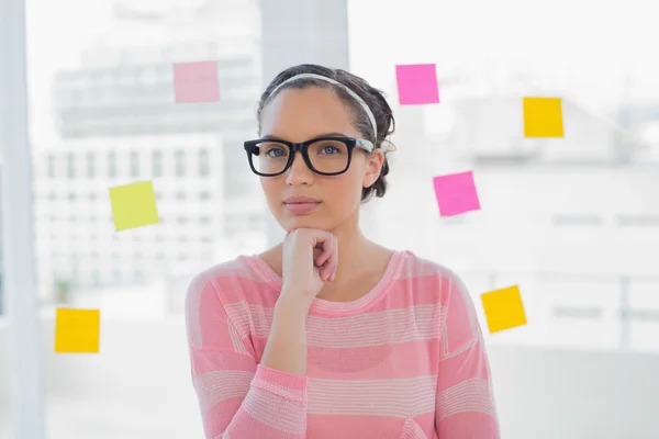 Tankeväckande kvinna med glasögon i creative office — Stockfoto