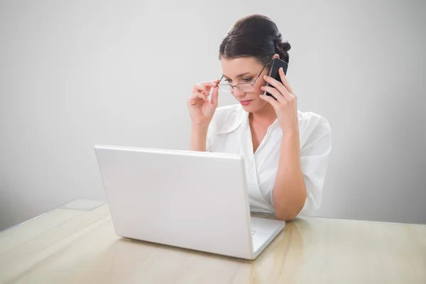 Seductive businesswoman with classy glasses phoning — Stock Photo, Image