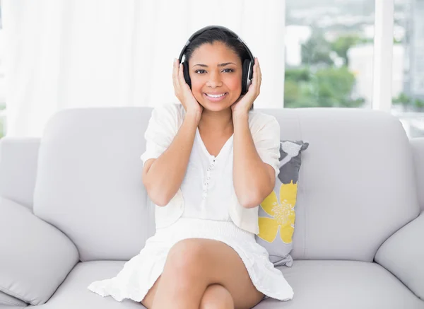Blij jonge vrouw luisteren naar muziek — Stockfoto