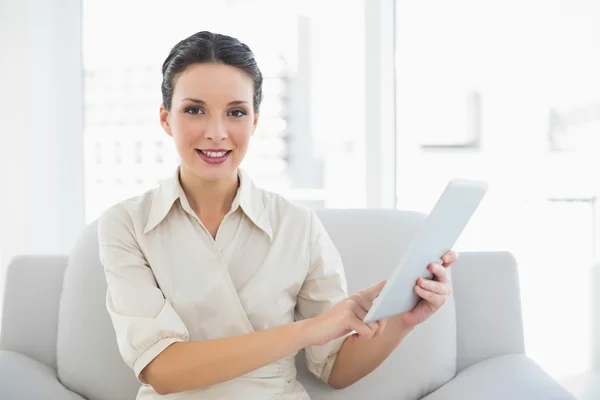 Sorridente elegante donna d'affari bruna utilizzando un tablet pc — Foto Stock