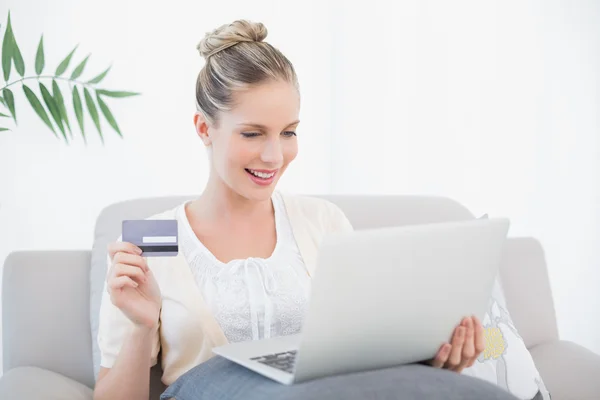 Sorrindo modelo fresco compras on-line usando laptop — Fotografia de Stock