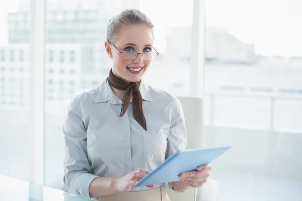 Blonde gelukkig zakenvrouw bedrijf Tablet PC — Stockfoto