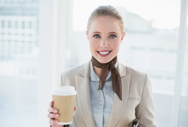 Blonde smiling businesswoman holding disposable cup — Stock Photo, Image