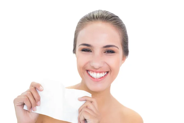 Mulher sorridente segurando um tecido — Fotografia de Stock