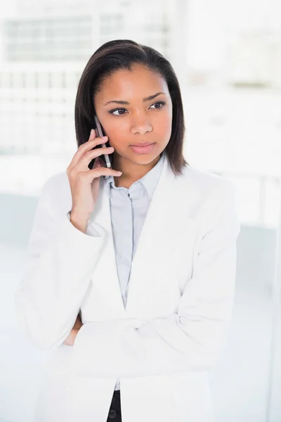 Jovem empresária atenciosa fazendo um telefonema — Fotografia de Stock