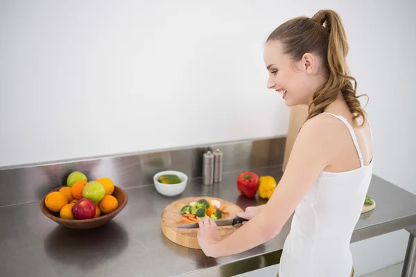Mooie jonge vrouw voorbereiding van groenten — Stockfoto