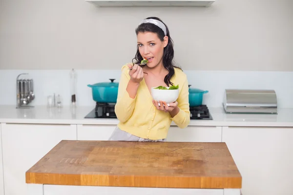 Sonriendo hermosa modelo comiendo ensalada saludable —  Fotos de Stock
