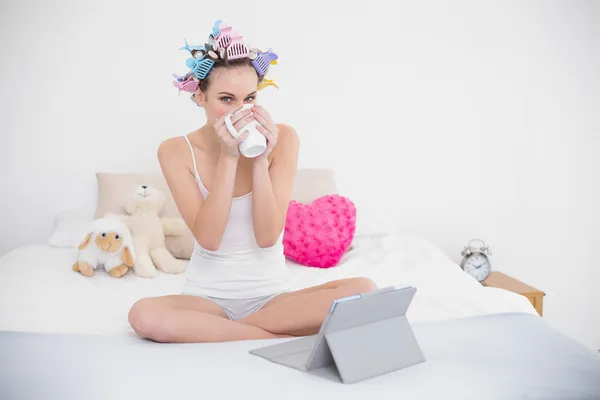 Vreedzame vrouw in haar krulspelden drinken koffie — Stockfoto