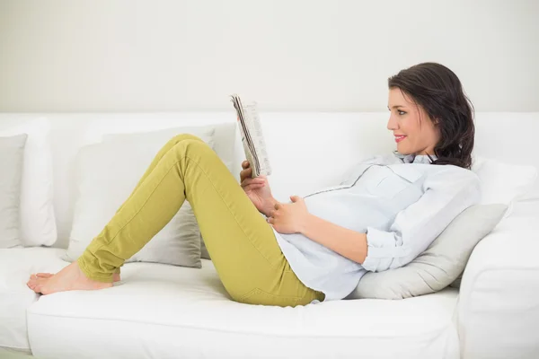 Vreedzame zwangere vrouw lezen van een krant — Stockfoto