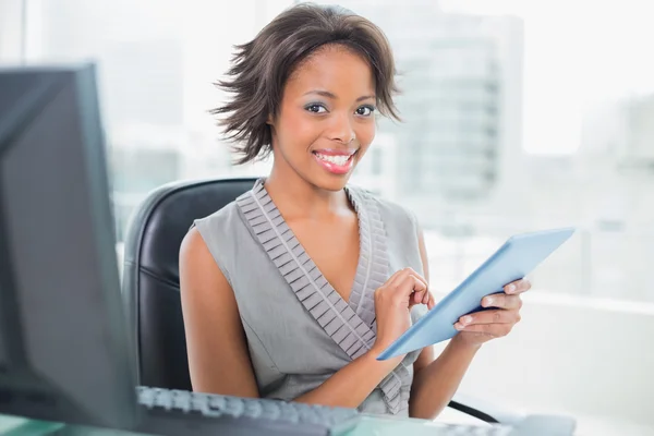 Schöne Geschäftsfrau mit ihrem Tablet-PC und lächelt in die Kamera — Stockfoto