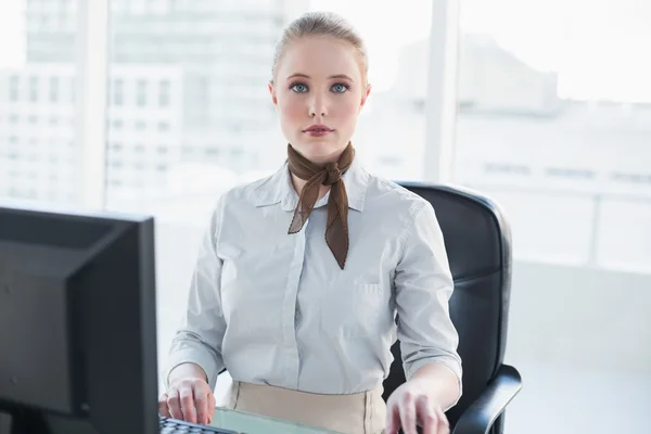 Blond aktern affärskvinna sitter vid skrivbord — Stockfoto