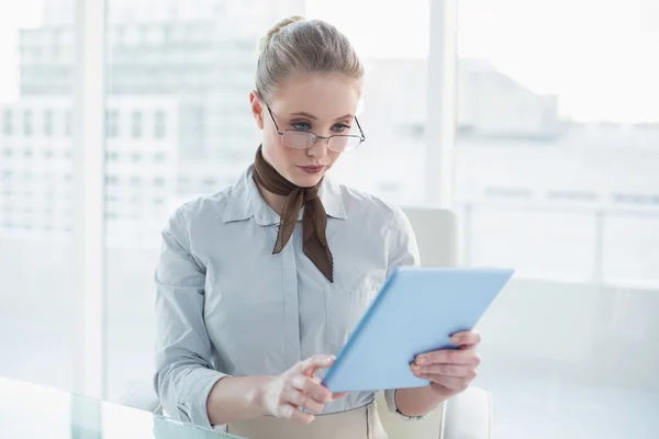 Blond aktern affärskvinna tittar på tavlan — Stockfoto