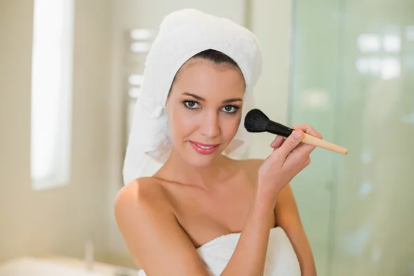 Cute woman applying powder on her face — Stock Photo, Image